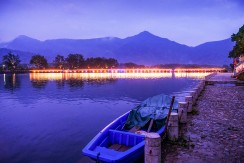 溪畔夜泊