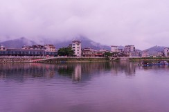水畔城镇的精密镜像
