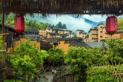 《雨后降龙村》