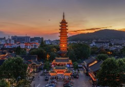古塔衔霞，暮色染城