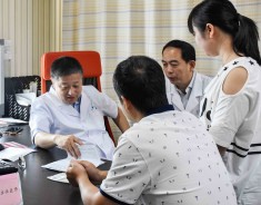 《诊室里的医患交流》