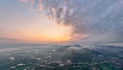 旭日初照山河秀