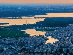 湖光沐邑，夕影流金