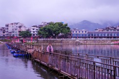水畔浮桥