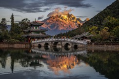 日照金山